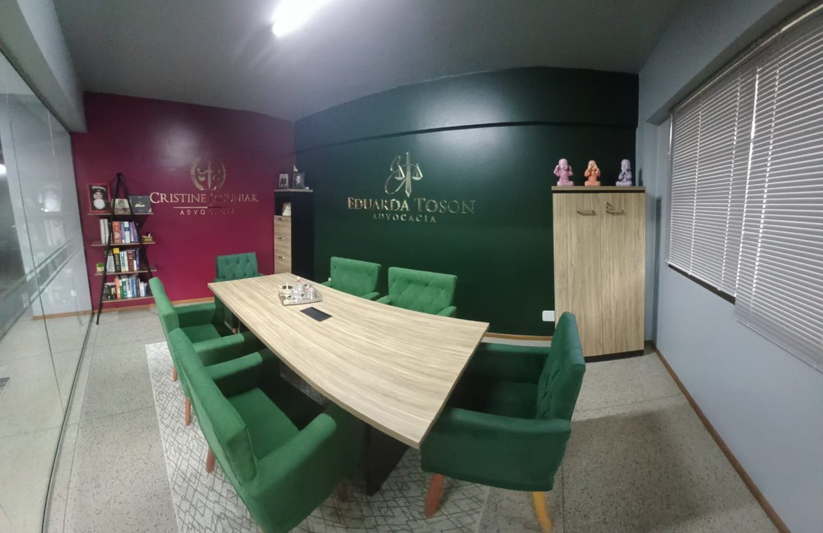 Sala de reuniões, com os painéis Cristine Jacuniak e Eduarda Toson